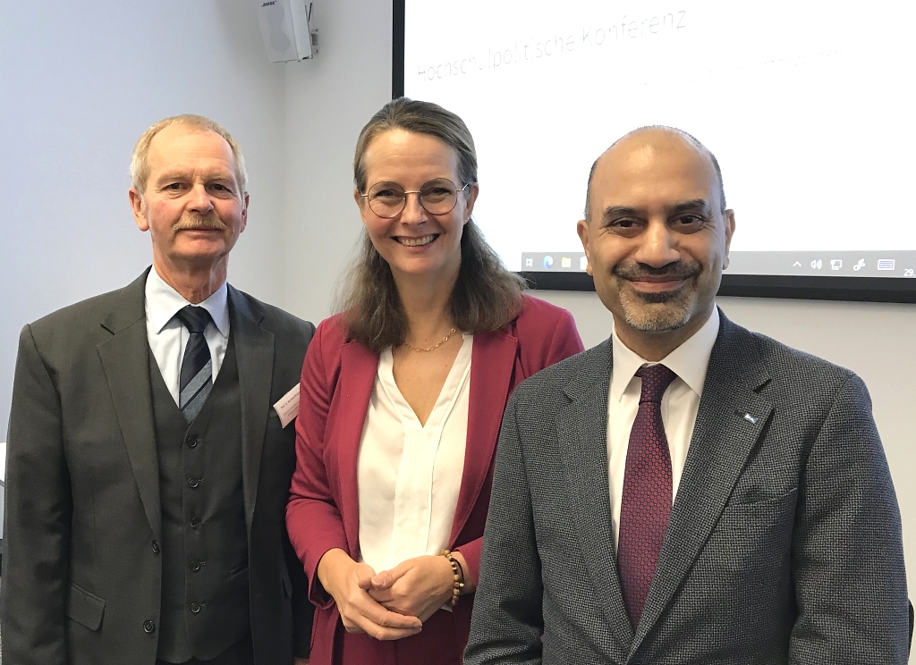 Prof. Mukherjee, Ministerin Martin und Prof. Krüger während der Konferenz