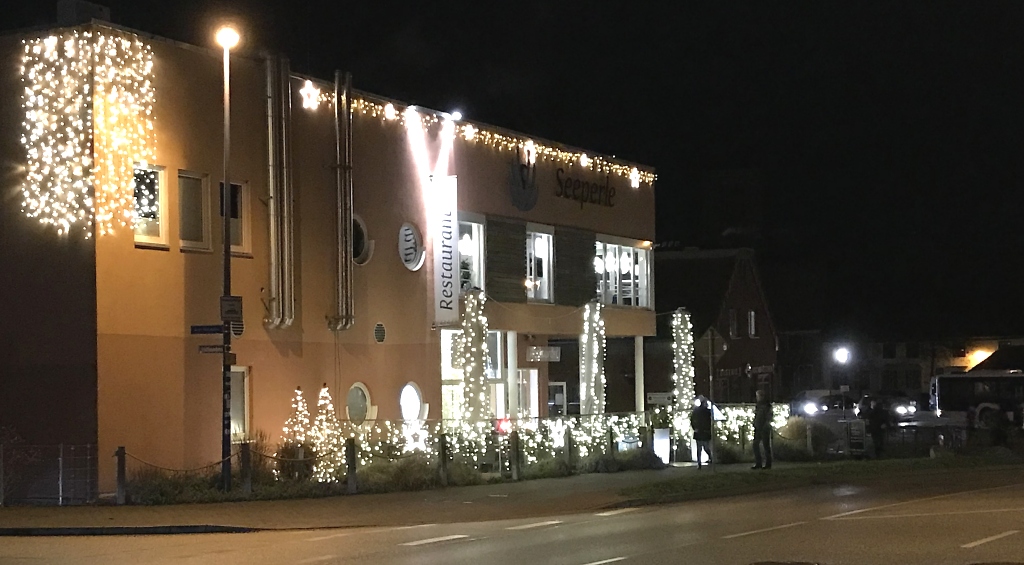 Restaurant "Oberdeck" zur Weihnachtszeit von außen